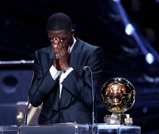 他成为全球, 着身体上的 他成为全球, 着身体上的