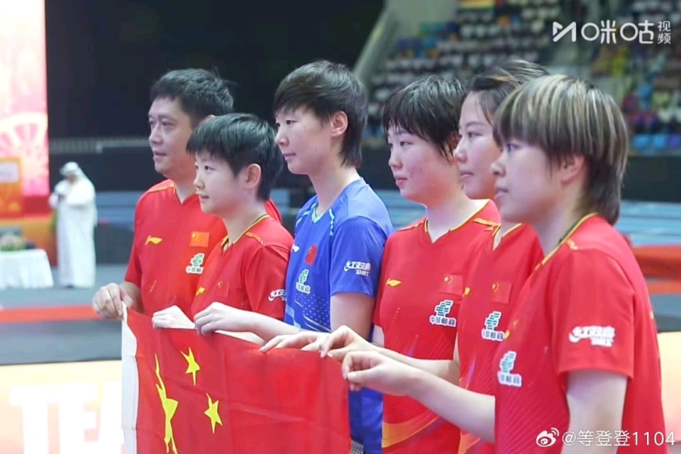 管教练, 进行合影 管教练, 进行合影